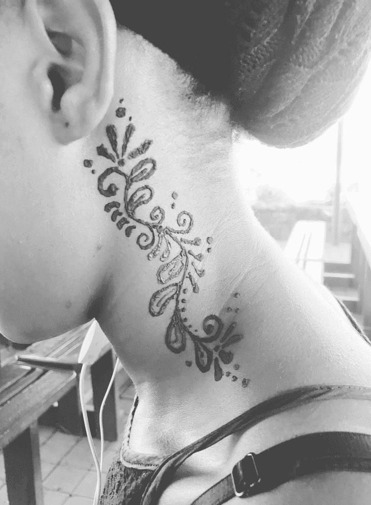 Dazzling Neck Henna Design