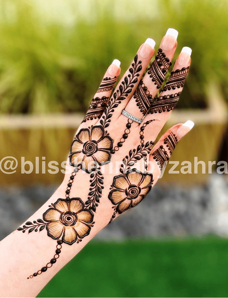 Comely Pahalgam Henna Design