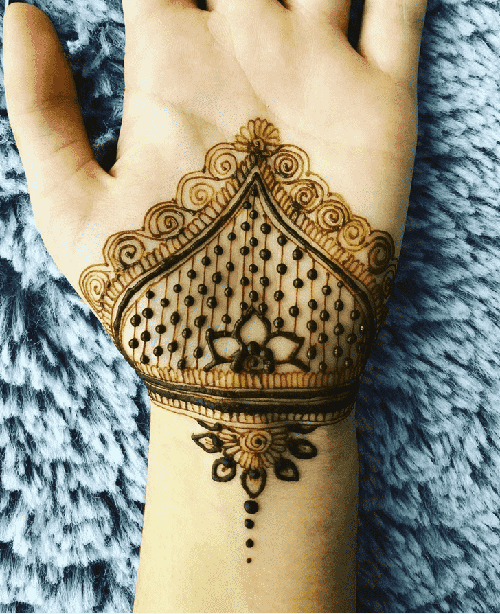 Resplendent Palm Henna Design