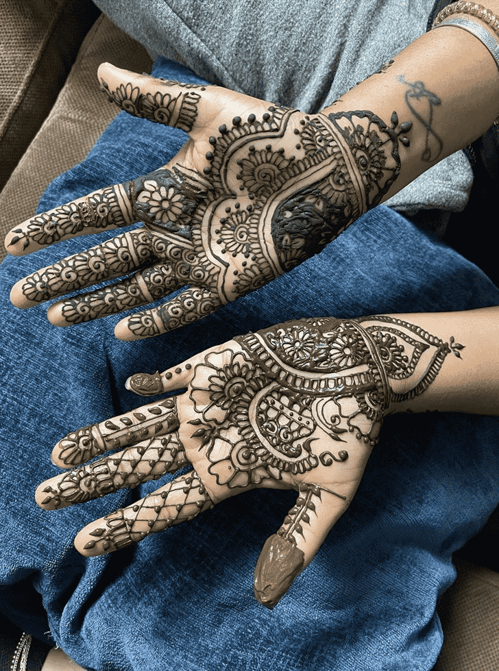 Splendid Palm Henna Design