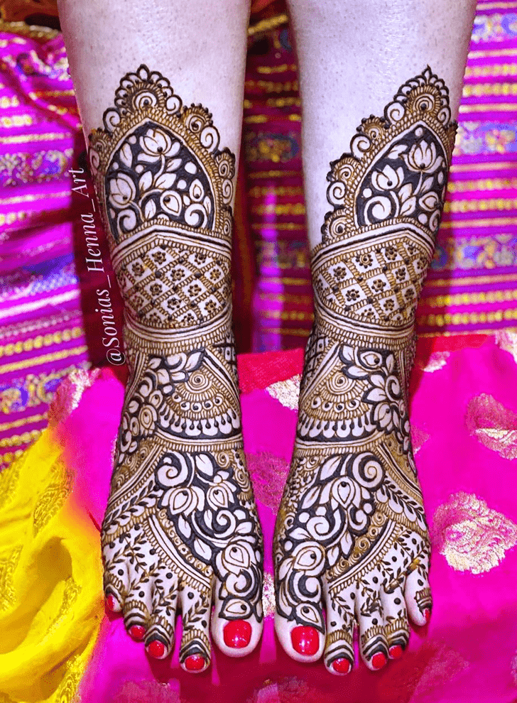 Inviting Professional Henna Design