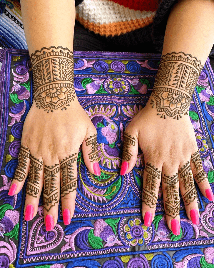 Shapely Puducherry Henna Design