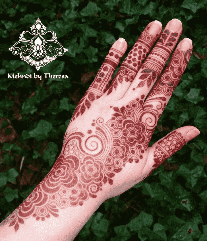 Elegant Red Henna Design