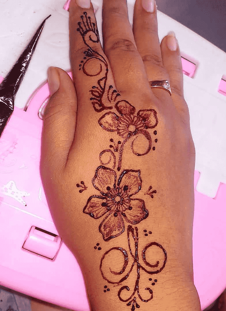 Wonderful Right Hand Mehndi design