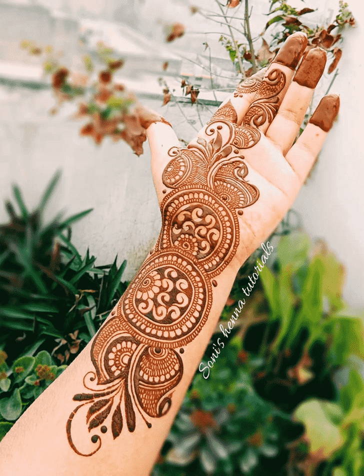 Slightly Romantic Henna design