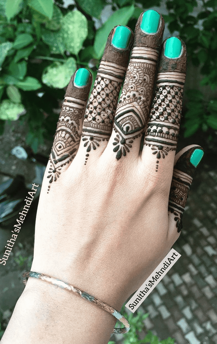 Fine Royal Finger Henna Design