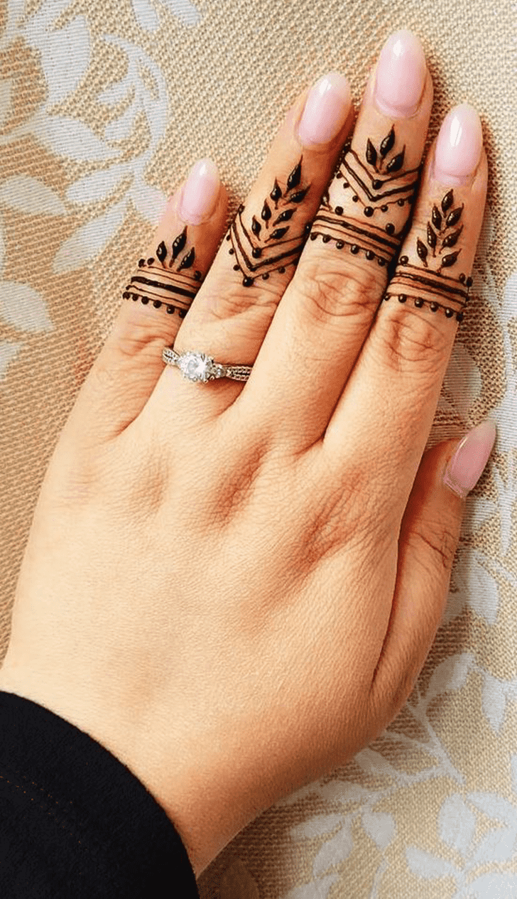 Inviting Royal Finger Henna Design