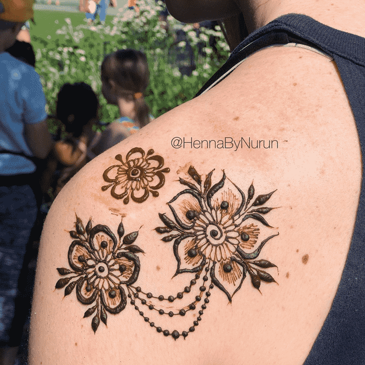 Splendid Shoulder Henna design