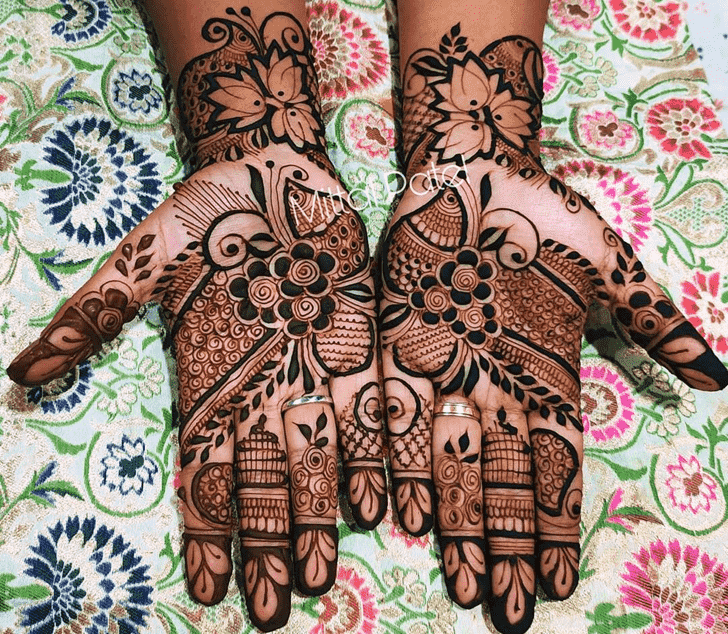 Mesmeric Stylish Henna Design