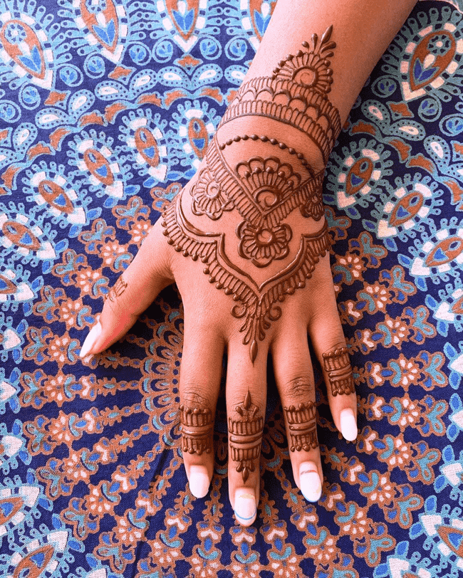 Graceful Sukkur Henna Design