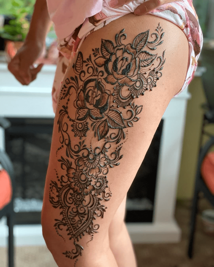 Admirable Thigh Mehndi Design