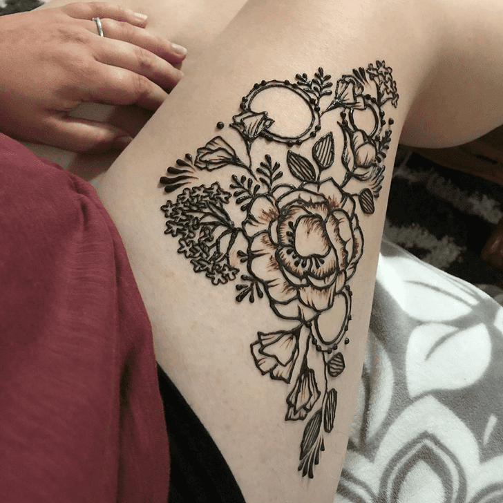 Elegant Thigh Henna Design