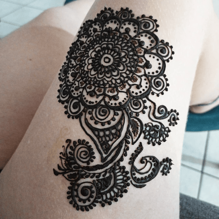 Fascinating Thigh Henna Design