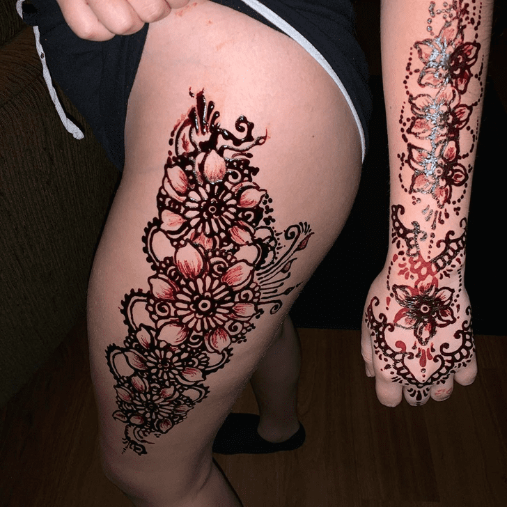 Fine Looking Thigh Henna Design