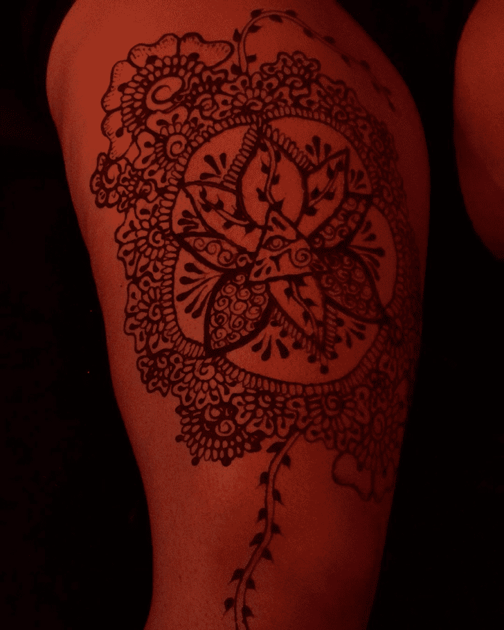 Grand Thigh Henna Design