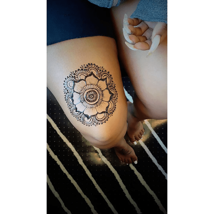 Nice Thigh Henna Design