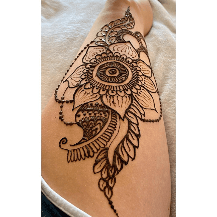 Pretty Thigh Henna Design