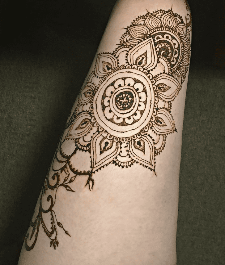 Refined Thigh Henna Design