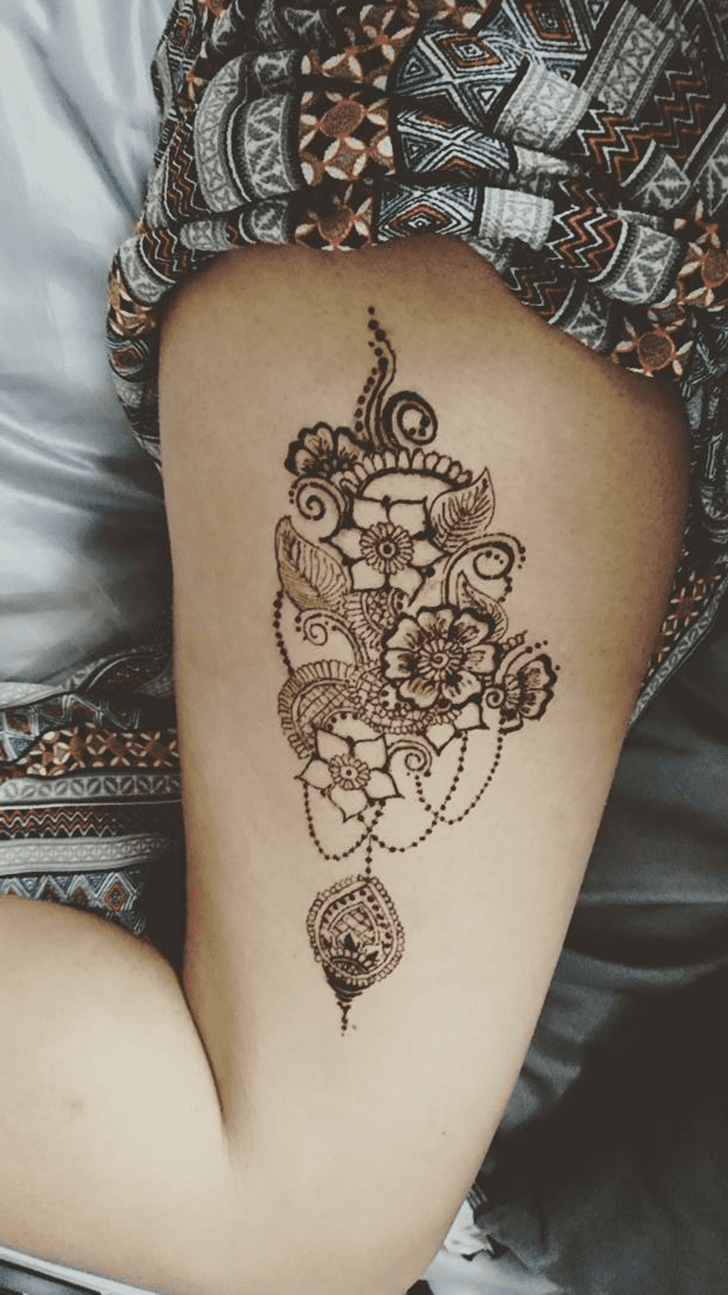 Resplendent Thigh Henna Design