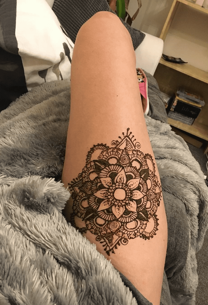 Statuesque Thigh Henna Design