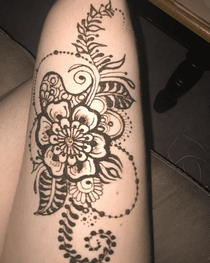 Winsome Thigh Henna Design