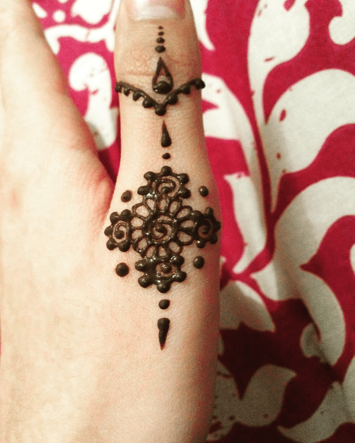 Foxy Thumb Henna Design