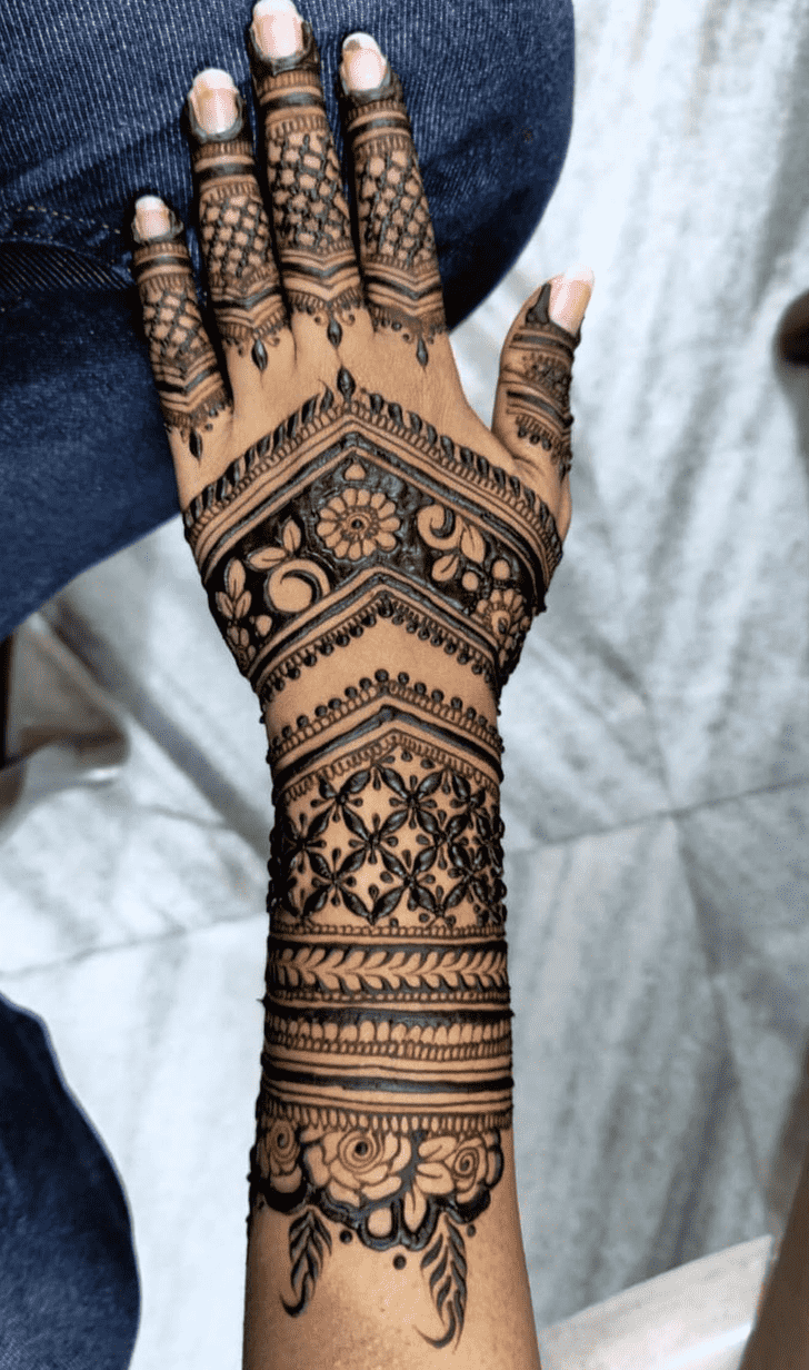 Adorable Traditional Mehndi Design