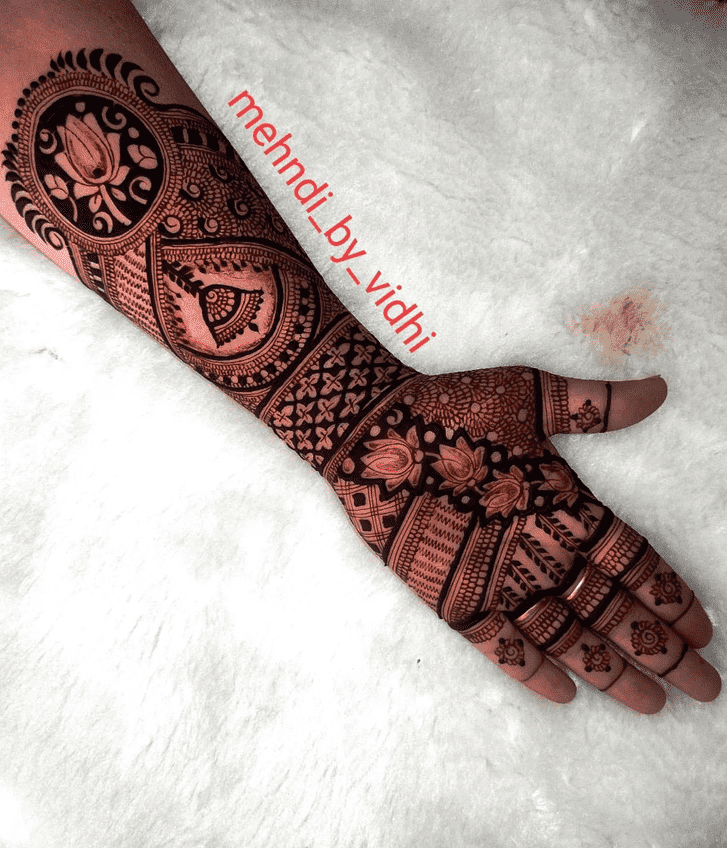 Bewitching Traditional Mehndi Design