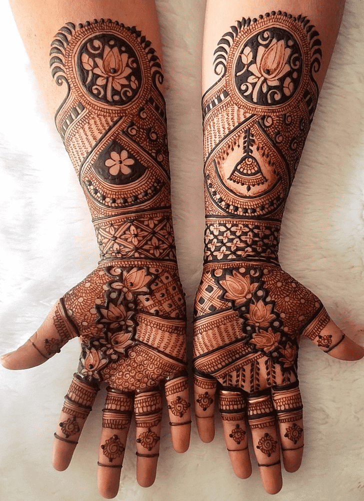 Classy Traditional Mehndi Design