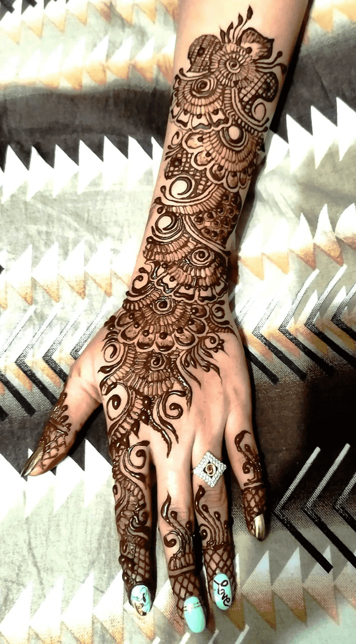 Delicate Traditional Mehndi Design