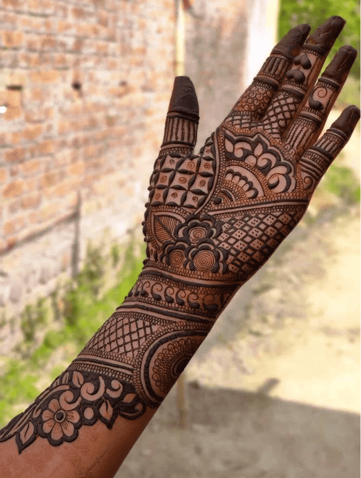 Shapely Traditional Mehndi Design