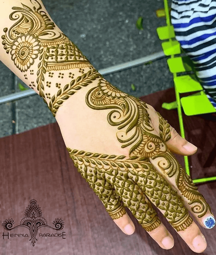 Shapely Vat Purnima Henna Design