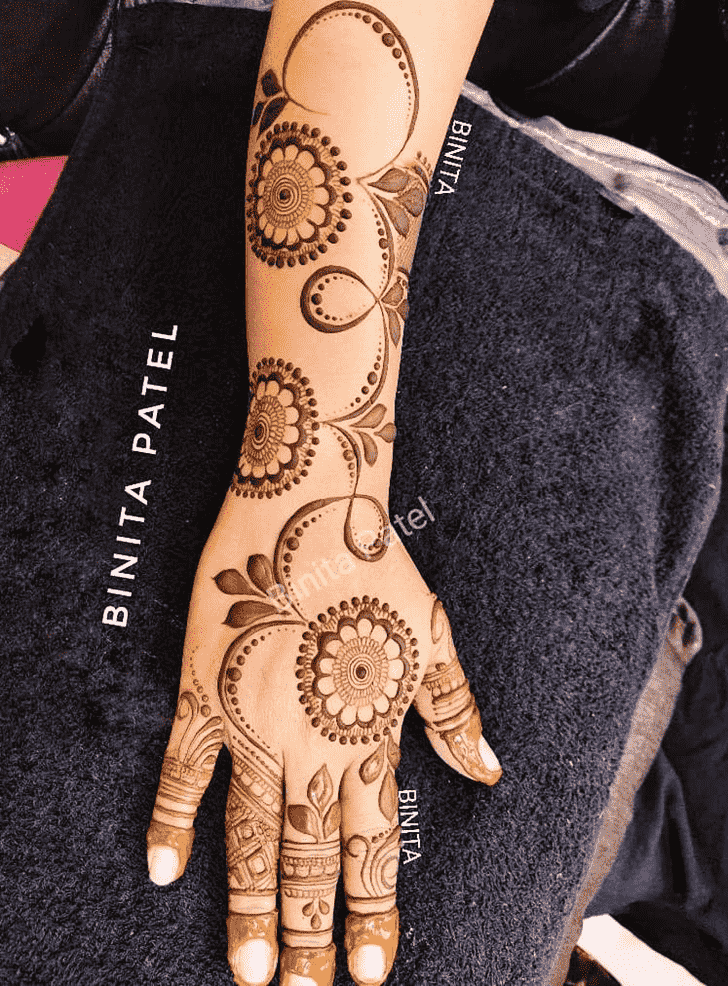 Graceful Vienna Henna Design