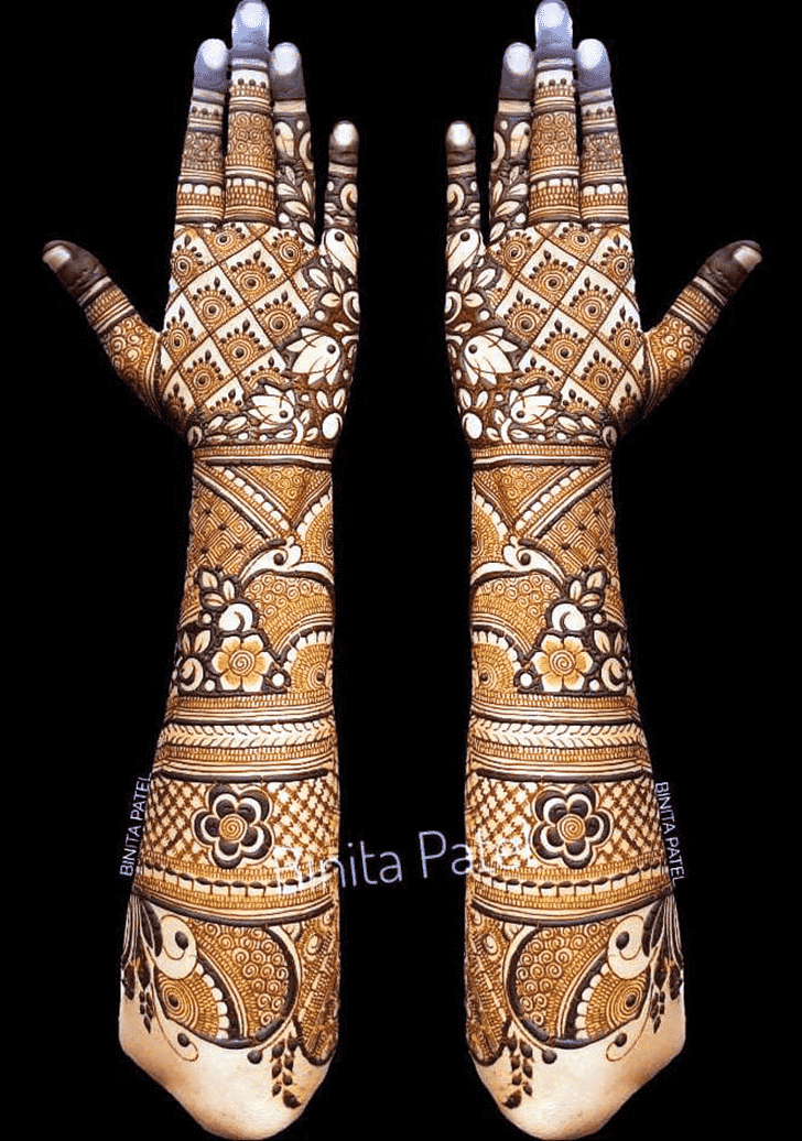 Shapely Vienna Henna Design