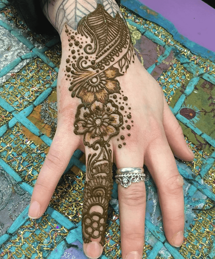 Magnetic Western Henna Design