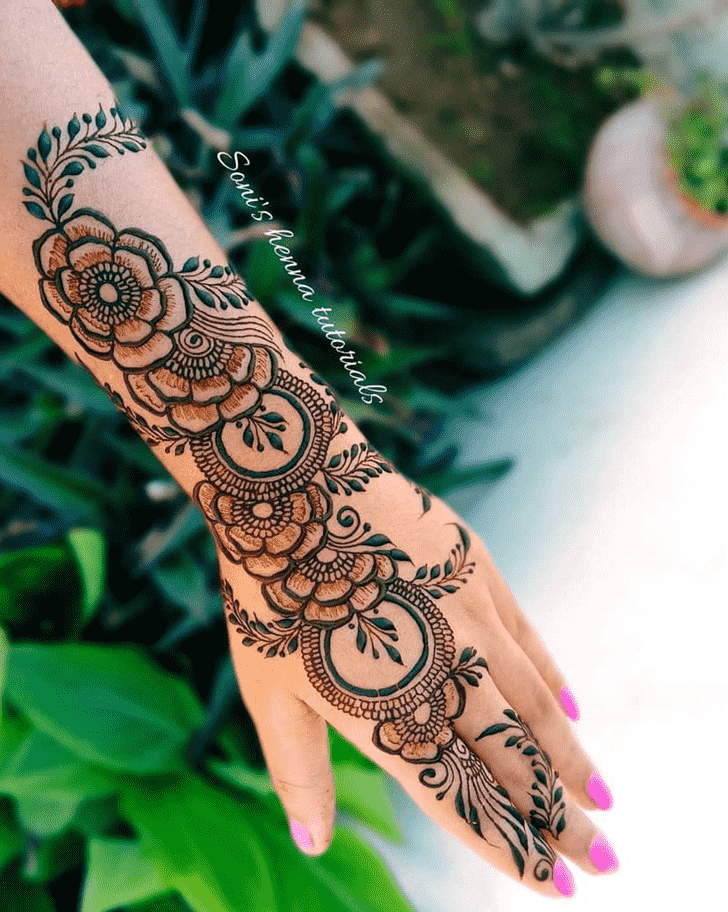 Admirable Women Mehndi design